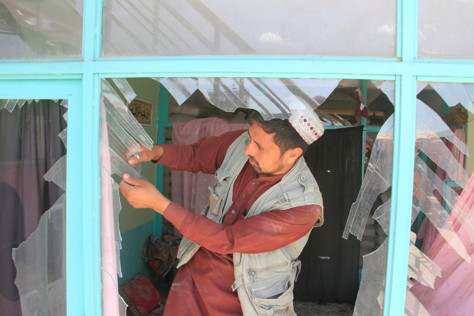 En afghansk mand fjerner knust glas fra vinduer efter en eksplosion i Ghazni-provinsen tidligere på ugen. Ud over Taliban står også Islamisk Stat og andre militante grupper bag bombeangreb i Afghanistan.