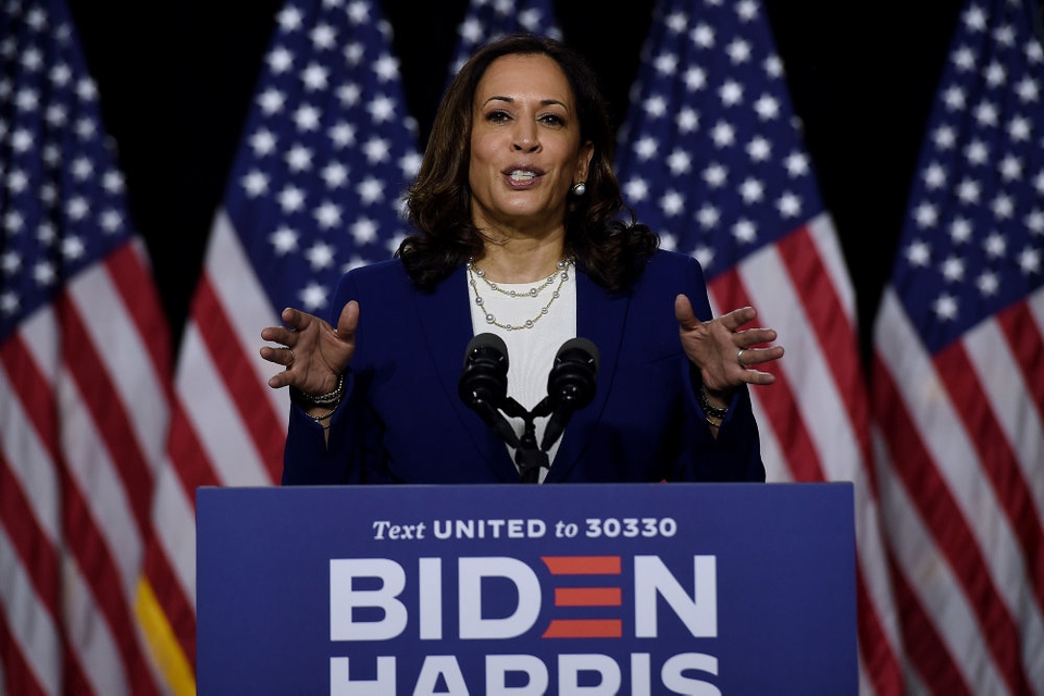 Den amerikanske senator Kamala Harris fra Californien har cirka samme opbakning eller endda større tilslutning end Joe Biden i de fleste demografiske grupper i det demokratiske parti, viser meningsmåling.