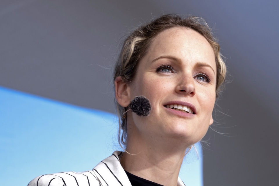 Enhedslistens partileder Pernille Skipper taler på Folkemødets hovedscene i 2019. (Foto: Johan Wessman/News Øresund)
