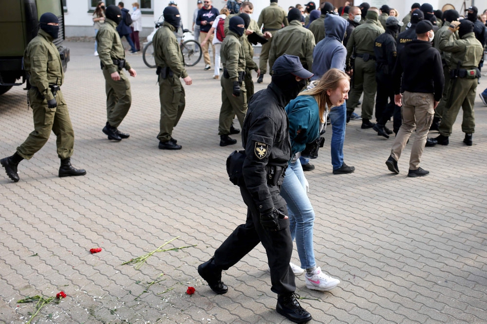 Politi har søndag anholdt omkring 250 mennesker ved protestaktion i Hvideruslands hovedstad, Minsk, hvor mindst 100.000 demonstranter er samlet til en ny regeringsfjendtlig aktion.
