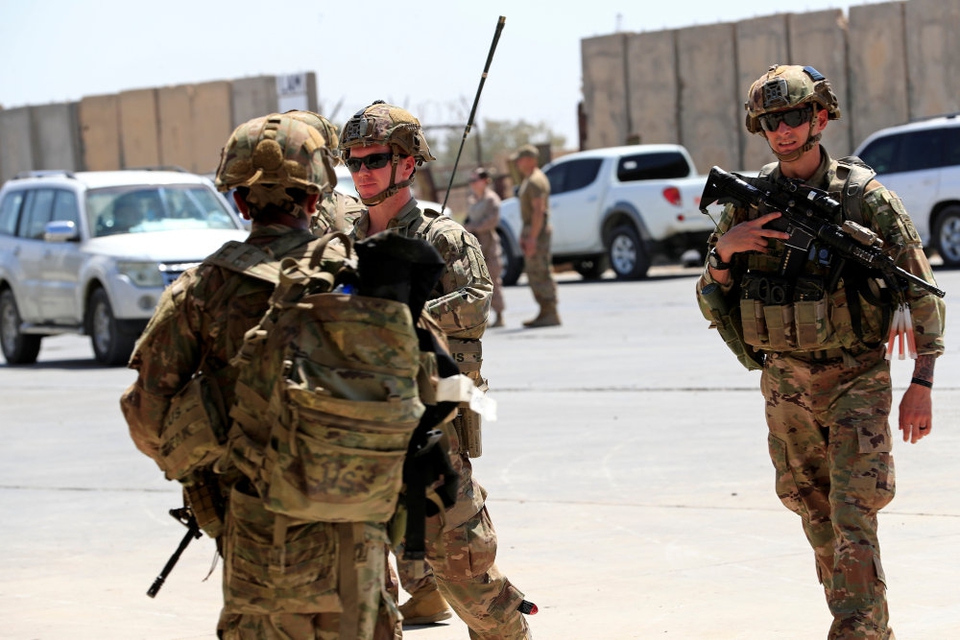 Præsident Donald Trump har før sagt, at han vil afslutte USA's "endeløse krige". De kommende dage ventes han at annoncere tilbagetrækning af en del af de amerikanske styrker i Irak og Afghanistan. Foto er fra en ceremoni 23. august i Irak, da militærbasen Taji blev overdraget til irakiske sikkerhedsstyrker af USA.