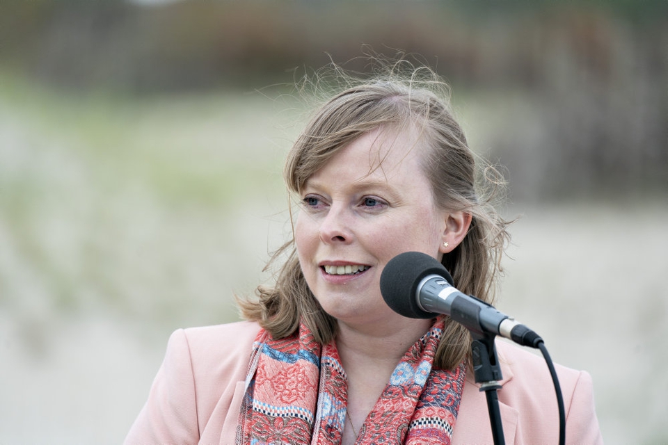 Kulturminister Joy Mogensen forstår godt, at spillesteder og dele af idrætslivet er "ængstelige", efter at forsamlingsforbuddet alligevel ikke bliver hævet fra 100 til 200 personer lørdag. Hun varsler forhandlinger og hjælp til de berørte dele af kulturlivet.