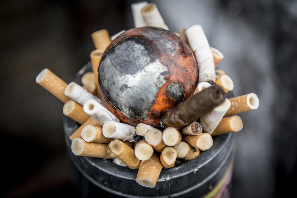 1. april steg prisen på en pakke cigaretter til 55 kroner fra cirka 40 kroner. I 2022 skal de stige til 60 kroner. (Arkivfoto)