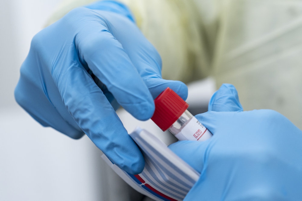 Myndighederne forsøger med flere tiltag at overvåge smitten med coronavirus i Danmark. (Arkivfoto)