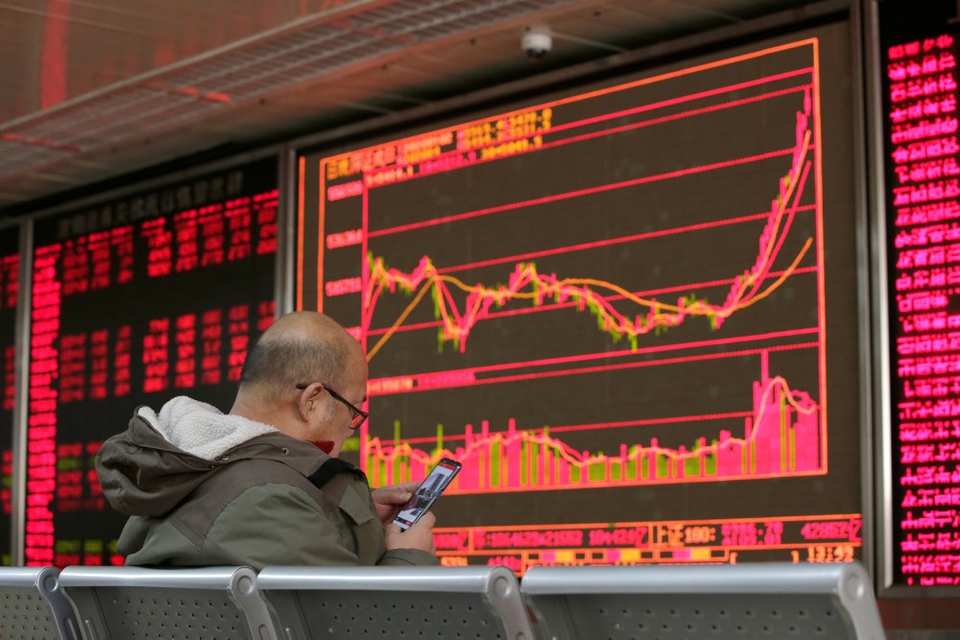 I Shanghai åbnede aktiemarkedet mandag med store kursfald. Det er første handelsdag efter fejringen af det kinesiske nytår, og efter at et udbrud af et nyt coronavirus har sat dele af samfundet i stå. (Arkivfoto).