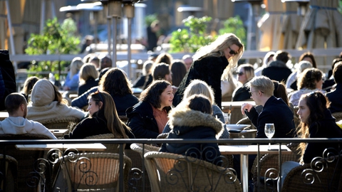 I Sverige er det stadig muligt at gå på bar og restaurant, selv om der er registreret knap 2300 dødsfald blandt coronapatienter. Nu ændrer de svenske sundhedsmyndigheder praksis, så det fremover bliver lettere at sammenligne daglige dødstal. (Arkivfoto).