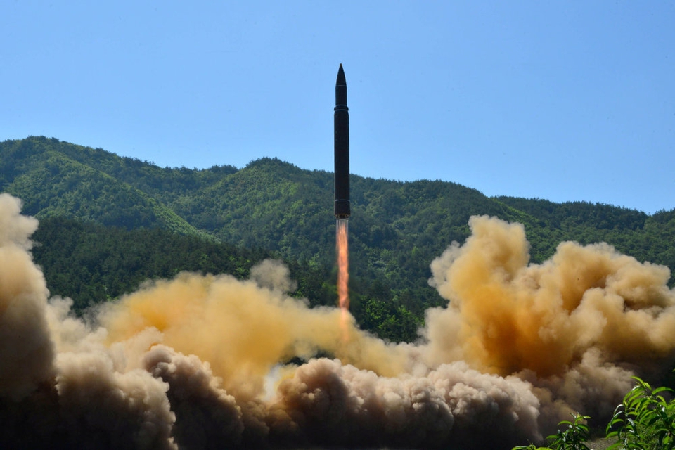Et udateret billede fra en test af et interkontinentalt ballistisk missil i Nordkorea. Ifølge en ny FN-rapport er landet formentlig lykkedes med at udvikle små atomsprænghoveder, der kan monteres på missiler som disse. (Arkivfoto)