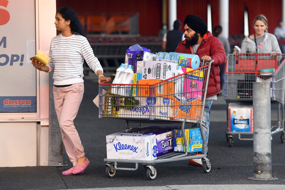Et nyt virusudbrud i den australske storby Melbourne har igen fået folk til at hamstre toiletpapir og andre nødvendigheder. Her ses kunder forlade et Costco-supermarked onsdag.
