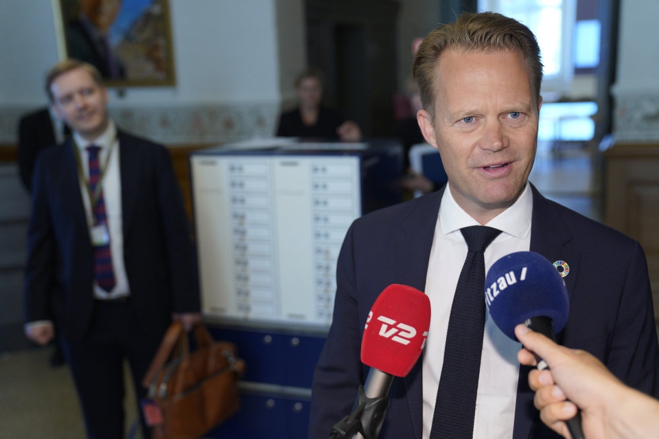 Udenrigsminister Jeppe Kofod (S) fortæller torsdag, at regeringen er klar til at præsentere en model for yderligere lempelser af grænserestriktioner og rejsevejledninger.