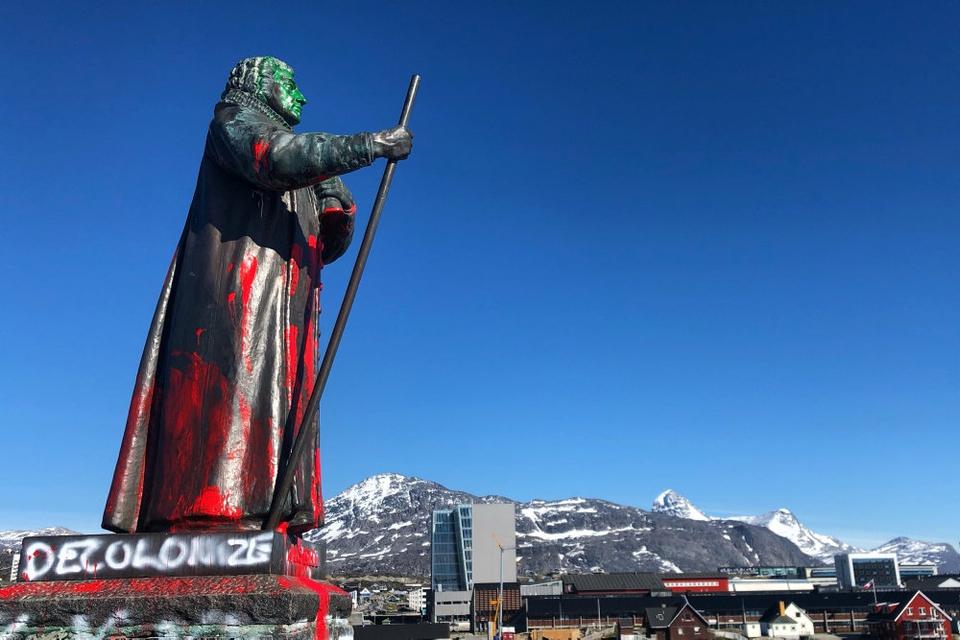 Statuen af Hans Egede i Nuuk er blevet overhældt med maling af ukendte gerningsmænd. (Arkivfoto)