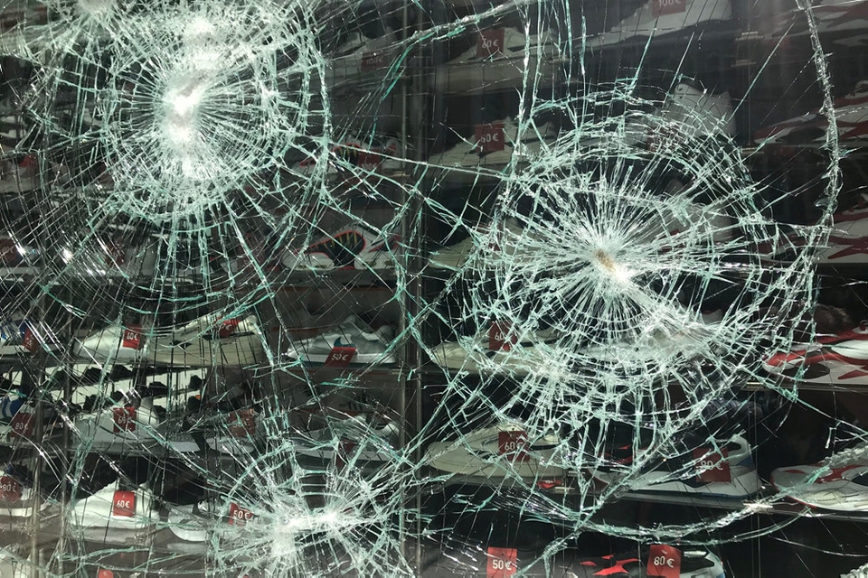 Et af flere smadrede butiksvinduer i Stuttgart efter optøjerne. Videoer på Twitter viser personer, som bryder ind i butikker ved at smadre butiksvinduer. En butik fyldt med smykker blev fuldstændigt tømt for genstande. Det rapporterer det regionale medie SWR.