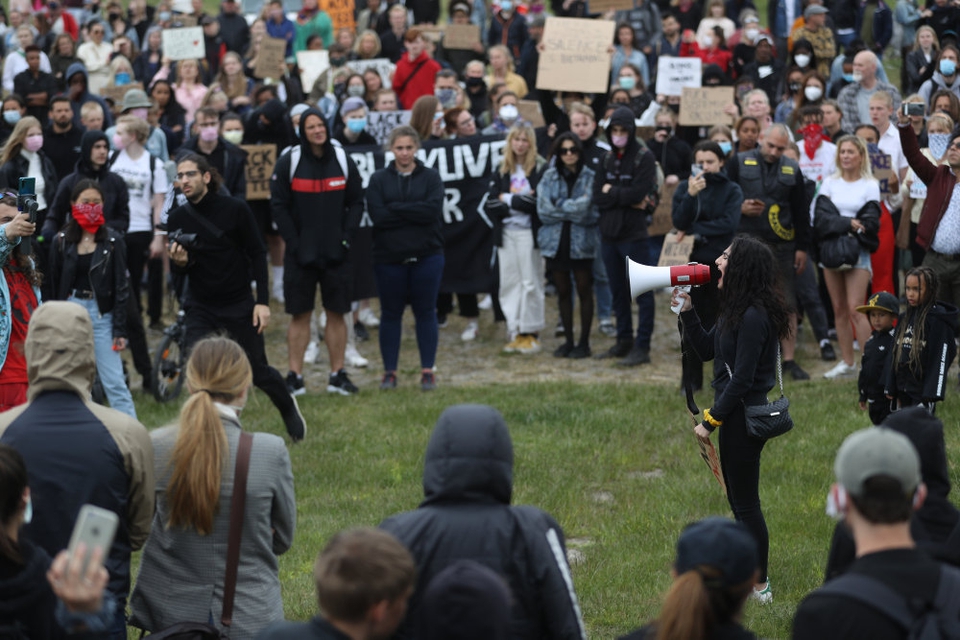 Omkring 1000 mødte torsdag op til en "Black Lives Matter"-demonstration i Malmø. Politiet måtte på grund af forsamlingsforbud opløse demonstrationen.