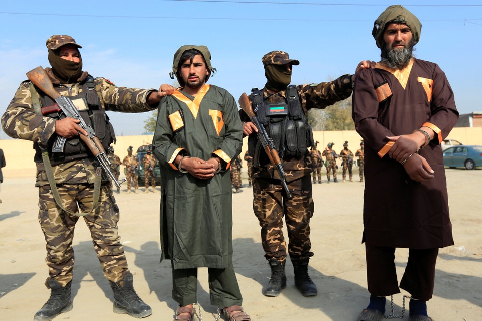 Tilfangetagne Taliban-oprørere, som blev anholdt med sprængstoffer i deres bil for nylig i den afghanske by Jalalabad. En fredsaftale mellem Taliban og USA bliver måske underskrevet i denne måned, siger flere kilder til Reuters.