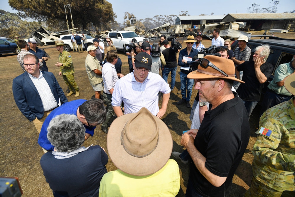 Premierminister Scott Morrison (i hvid skjorte, rd.) besøgte onsdag i sidste uge Stokes Bay på Kangaroo Island sydvest for Adelaide, der er hårdt ramt af bushbrande.