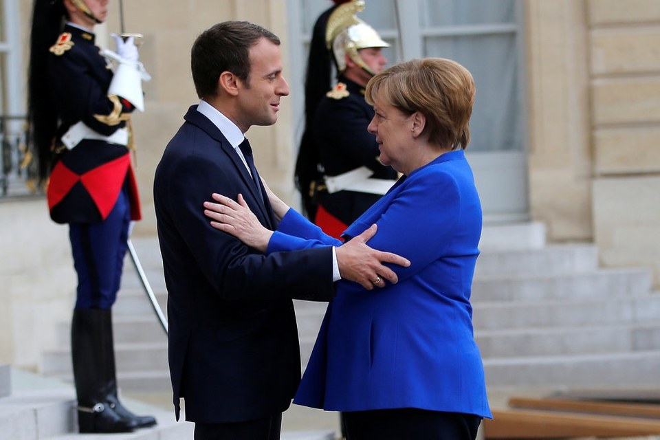 Frankrigs præsident, Emmanuel Macron, holder senere mandag en videokonference med den tyske forbundskansler, Angela Merkel om en genopretning af EUøs økonomi. Den franske og den tyske leder, der her ses i Paris i juli 2017, har gennem den såkaldte fransk-tyske ofte ført an i reformer i EU.