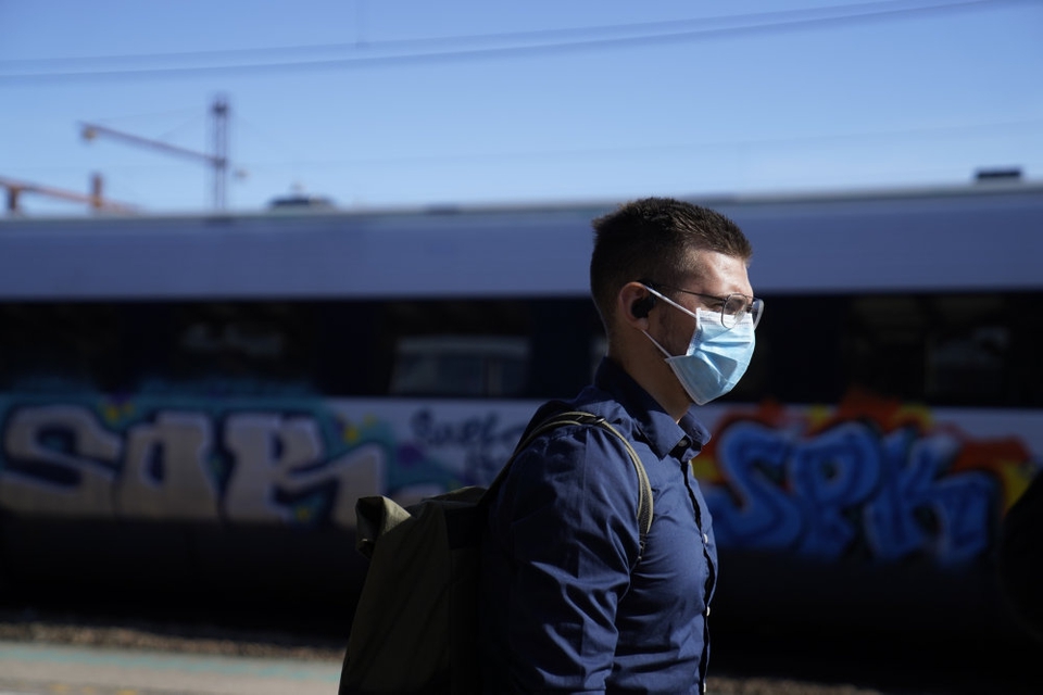 Sundhedsstyrelsen anbefaler nu brug af mundbind i den kollektive trafik, når der er trængsel. Det får onsdag DSB til at droppe kravet om pladsbillet - det vil sige, at der fremover igen må være flere mennesker i togene.