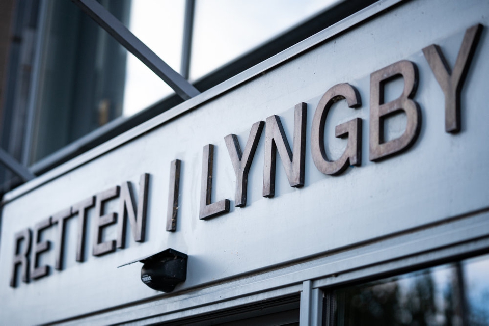 En 42-årig mand blev søndag formiddag stillet for en dommer i Retten i Lyngby. Her blev han varetægtsfængslet for at have dræbt sin kone. (Arkivfoto)