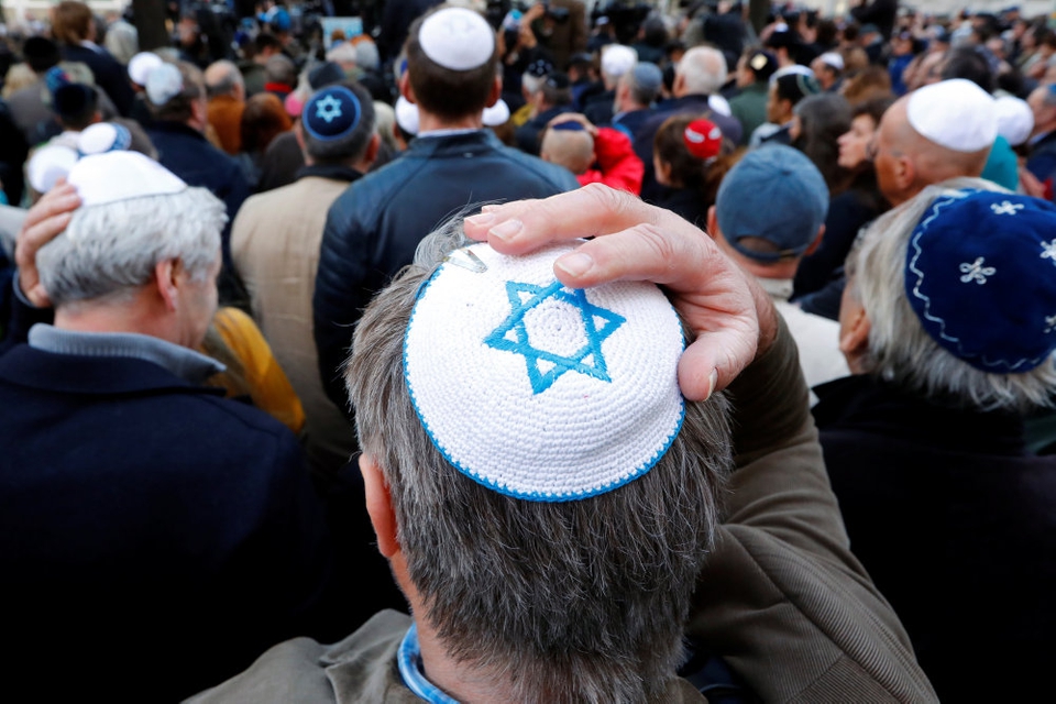 Hundredvis af jøder demonstrerede foran en jødisk synagoge i Berlin i 2018 mod en hadforbrydelse mod en ung mand, der bar den jødiske hovedbeklædning, kippa.
