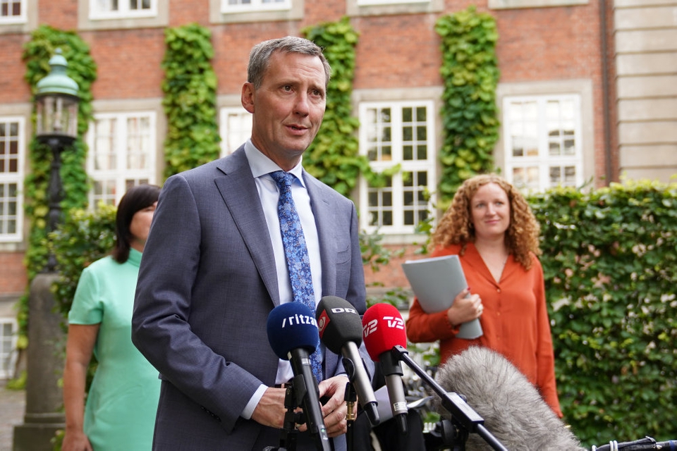Justitsminister Nick Hækkerup (S), Rosa Lund (EL), Karina Lorentzen (SF) og Kristian Hegaard (RV) præsenterer ny aftale om samtykkelov i Justitsministeriets gård.