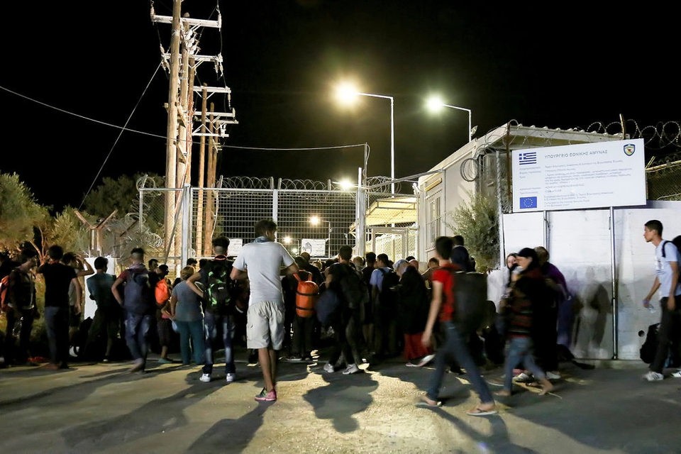 Tusindvis af migranter og flygtninge måtte evakueres, da der udbrød brand i lejren på den græske ø Lesbos.