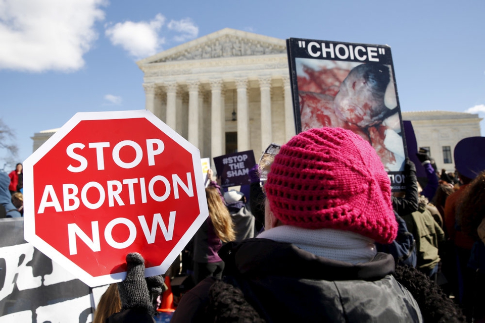Abort og smitte med coronavirus blandes nu sammen i amerikansk politik. Republikanere siger, de vil behandle smitteofre først og udsætte aborter for at fremme deres egen abortfjendske dagsorden, siger kritikere. Billedet viser abortmodstandere, der i marts 2016 demonstrerer foran USA's højesteret.