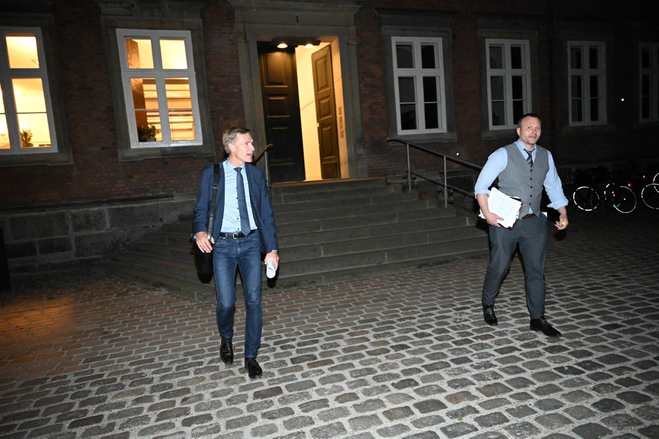 DF's formand, Kristian Thulesen Dahl, og NB's finansordfører, Lars Boje Mathiesen, forlader forhandlinger natten til mandag.