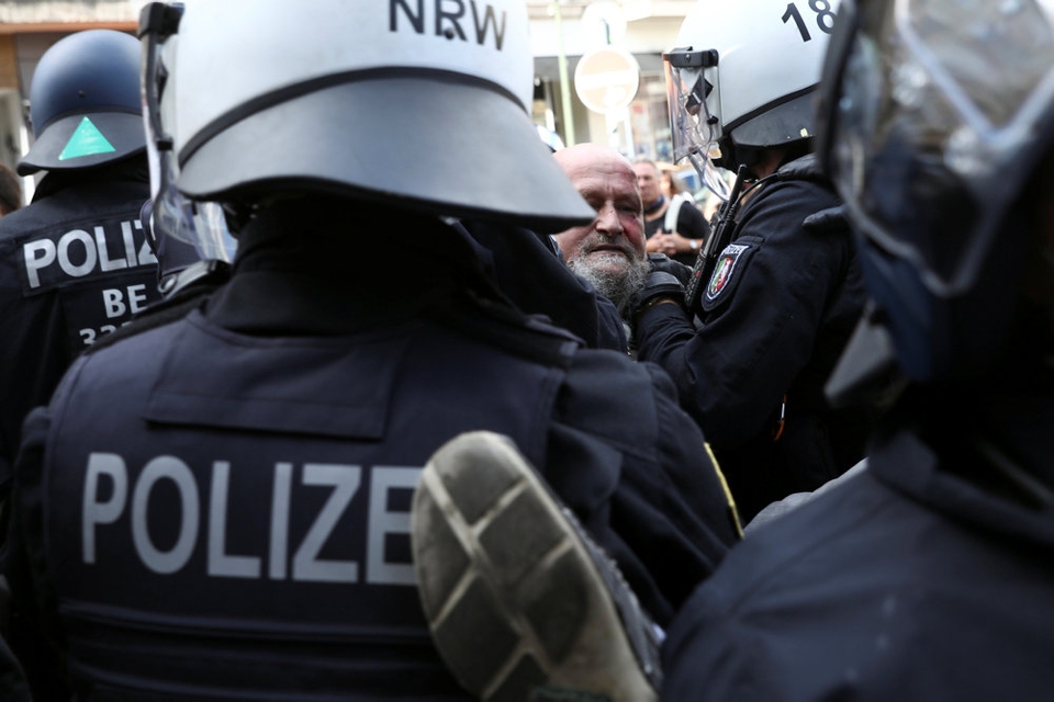 Politiet i Berlin opløste lørdag stor demonstration med 38.000 deltagere mod coronarestriktioner. Demonstranterne overholdt ikke afstandskrav.